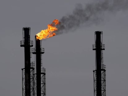 Chimeneas en la refinería de gas y petróleo de Brazi, 60 kilómetros al norte de Bucarest, Rumanía. 