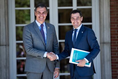 Pedro Sánchez recibe este viernes en La Moncloa a Juan Manuel Moreno Bonilla, presidente de la Junta de Andalucía © Claudio Alvarez