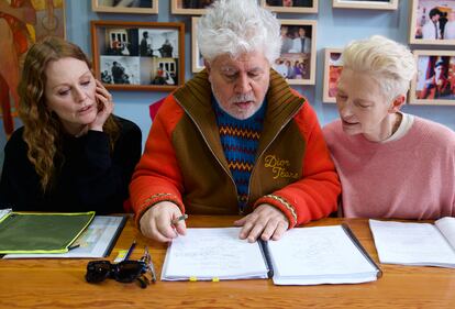 Julianne Moore, Pedro Almodóvar y Tilda Swinton revisando el guion de 'La habitación de al lado' en una imagen proporcionada por la productora.