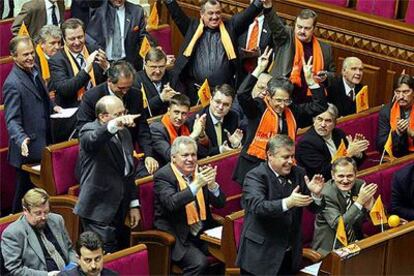 Parlamentarios ucranios aplauden la declaración de nulidad del resultado electoral.