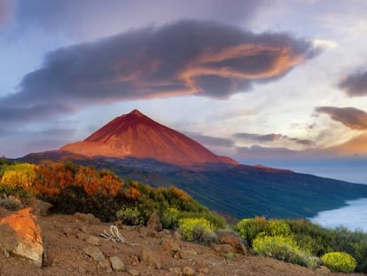 El majestuoso volcán Teide (Tenerife), con 3.718 metros de altitud, es el pico más alto de España. Erupcionó por última vez en 1909.
