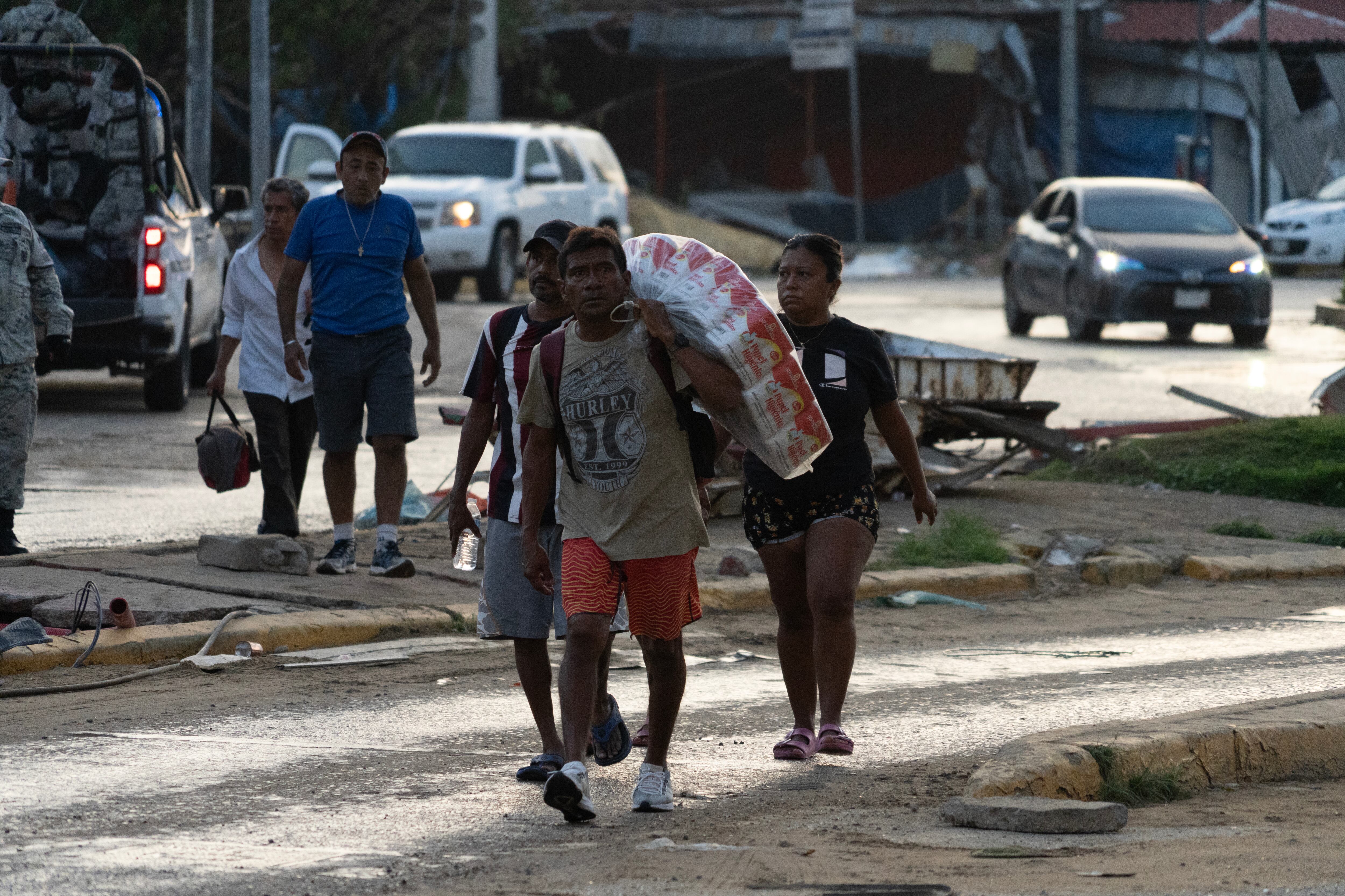 Personas de la colonia Zapata en Acapulco consiguen víveres en la zona afectada por el paso del huracán 'Otis', en Acapulco.