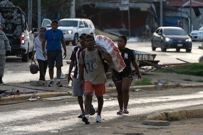 Personas de la colonia Zapata en Acapulco consiguen víveres en la zona afectada por el paso del huracán 'Otis', en Acapulco.