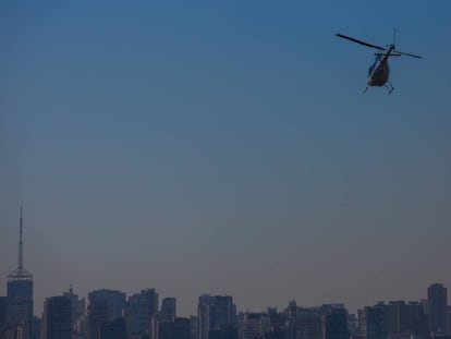 Helic&oacute;ptero sobrevoa a cidade de S&atilde;o Paulo. 