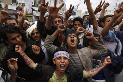 Jóvenes yemeníes protestan contra el Gobierno.