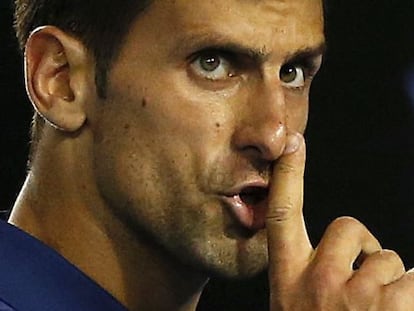 Djokovic ordena silencio al público de Melbourne antes de un saque.