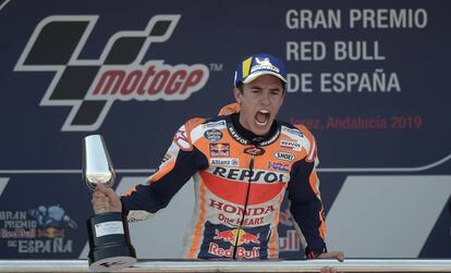 Marc Márquez celebra su victoria desde el podio del circuito de Jerez.