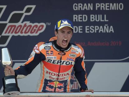 Marc Márquez celebra su victoria desde el podio del circuito de Jerez.