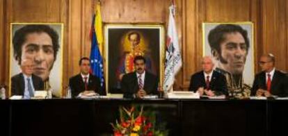 Fotografa cedida por el Palacio de Miraflores donde aparece el presidente venezolano, Nicols Maduro (c), mientras participa en una reunin con el gabinete hoy, mircoles 6 de noviembre de 2013, en el Palacio de Miraflores, en Caracas (Venezuela).