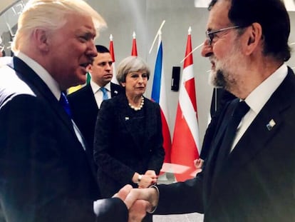 Rajoy saluda a Trump en la cumbre de la OTAN en Bruselas el pasado mes de mayo.