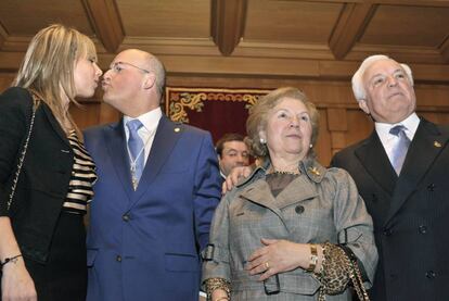 Mar&iacute;a Caldelas, primera por la izquierda, con los Baltar en 2012.