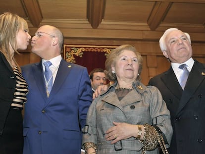 Mar&iacute;a Caldelas, primera por la izquierda, con los Baltar en 2012.