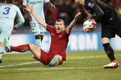  El jugador de la Roma Edin Dzeko exige un penalti.