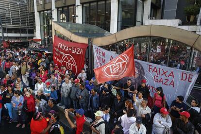 Manifestantes ocupam a entrada do escritório da presidência, em São Paulo.