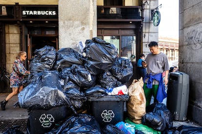 Bolsas de basura en la Plaza Mayor de Madrid este jueves por la mañana.