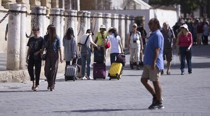Turistas en el centro de Sevilla.
