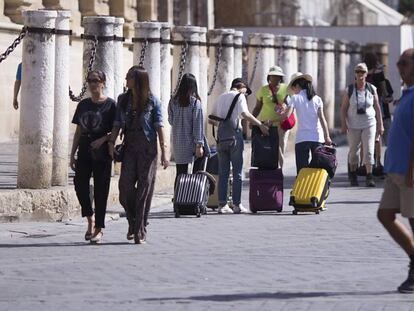 Turistas en el centro de Sevilla.