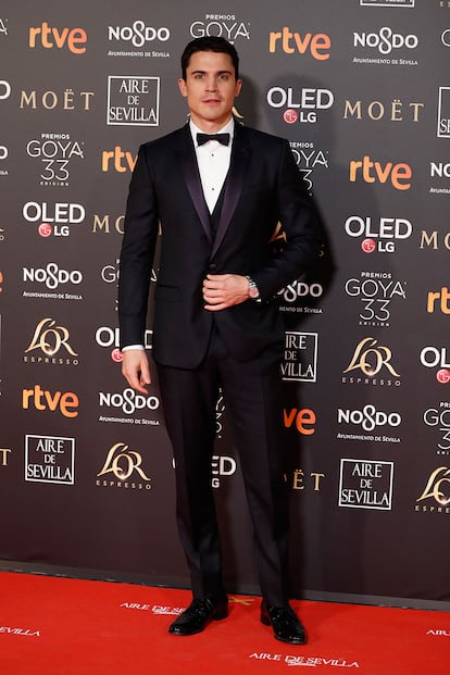 El actor Álex González, con esmoquin de Dolce & Gabbana. Ha entregado el premio a mejor dirección de fotografía y montaje junto a Leonor Watling.