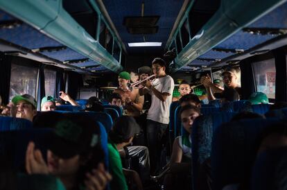 Algunos de los integrantes de Los del Sur en un viaje organizado para ver al Nacional jugar de visitante.