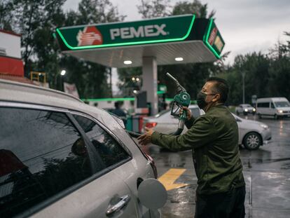 recarga un vehículo en una gasolinera de PEMEX precio gasolina