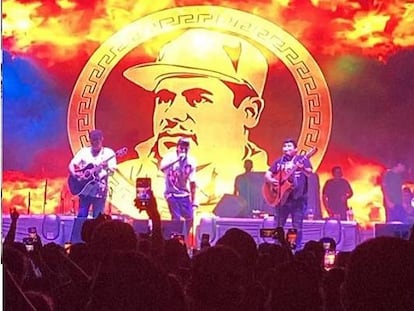 Una de las proyecciones con la imagen Joaquín Guzmán durante el concierto de Peso Pluma en Sinaloa