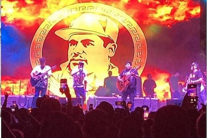 Una de las proyecciones con la imagen Joaquín Guzmán durante el concierto de Peso Pluma en Sinaloa