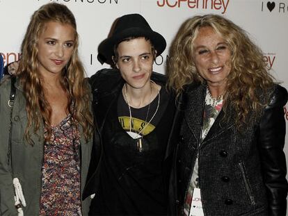 La novia de Lindsay Lohan, la dj Samantha Ronson, decidió anoche apoyar a su hermana gemela en su labor como diseñadora. Charlotte Ronson acudió a una fiesta organizada para promocionar su ropa en Los Ángeles acompañada por su famosa gemela y la madre de ambas.