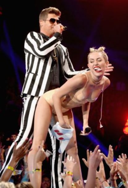 Robin Thicke y Miley Cyrus en los MTV Video Music Awards de 2013.