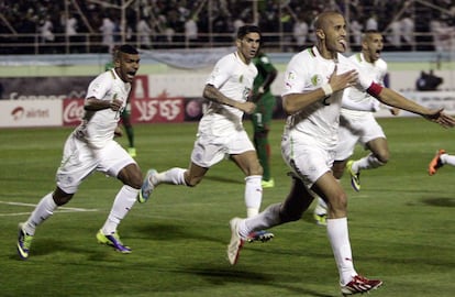 El jugador de la selección argelina Madjid Bougherra celebra su gol ante Burkina Faso