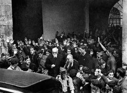Unamuno, en el centro, abandona el acto del Día de la Raza, el 12 de octubre de 1936, en Salamanca.