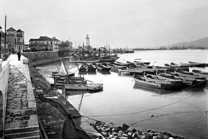 Paseo de la Farola y puerto de Málaga, entre el año 1926 y 1932. Archivo fotográfico de la Universidad de Málaga.