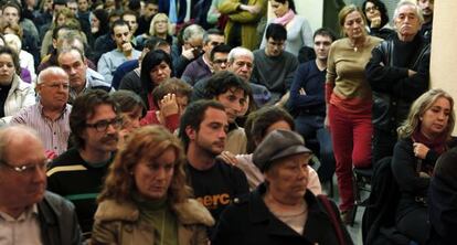 Asamblea de inquilinos de pisos municipales de Aumsa en la asamblea celebrada este lunes en El Micalet. 