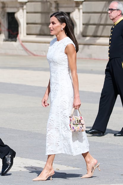 Un vestido blanco veraniego es una pieza imprescindible en un buen fondo de armario. Letizia lo tiene claro y apuesta por ello incluso en las recepciones oficiales. En 2023, para recibir al presidente de Colombia Guatavo Petro lució este vestido blando de Sfera. 