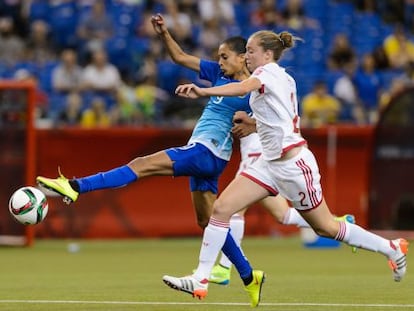 Celia Jim&eacute;nez presiona a la brasile&ntilde;a Andressa Alves.