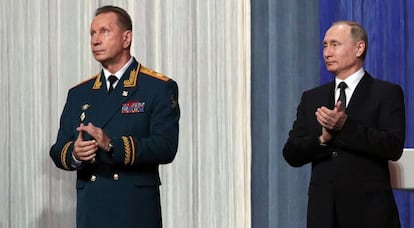 El jefe de la Guardia Nacional de Rusia, Víctor Zólotov, y el presidente Vladímir Putin, en marzo de 2017 en Moscú.