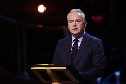 El presentador de la BBC Huw Edwards habla en la Ceremonia Conmemorativa del Día del Holocausto, el 27 de enero de 2020, en Londres, Inglaterra.