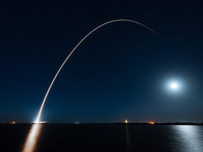 Imagen de exposición prolongada del lanzamiento del cohete Falcon 9 de SpaceX con el satélite Amazonas Nexus de Hispasat, en una imagen tomada por SpaceX.