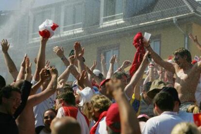 Seguidores ingleses celebran en las calles de Francfort el triunfo de su equipo.
