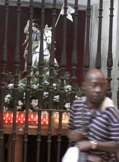 Matamoros de la catedral de Santiago, disimulado con flores.