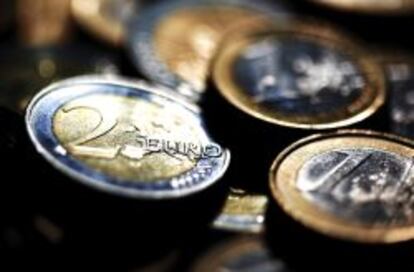 Detalle de varias monedas de euro sobre una mesa en Colonia, Alemania. 