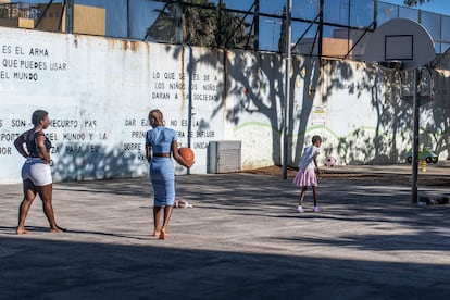 Tres menores migrantes en un centro de acogida, este jueves en Santa Cruz de Tenerife.