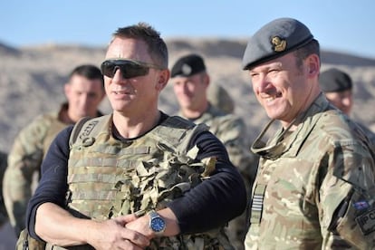 Daniel Craig visita por sorpresa un cuartel británico en Afganistán.