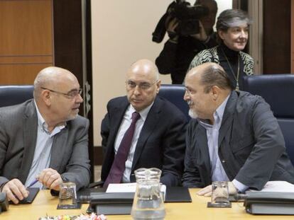José Antonio Pastor, Rodolfo Ares y Txarli Prieto., en una reunión de la Diputación Permanente del Parlamento.