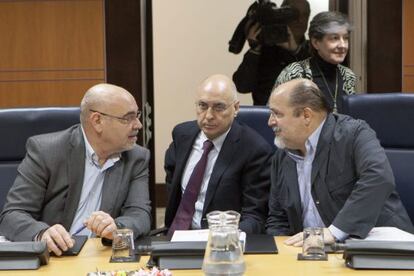 José Antonio Pastor, Rodolfo Ares y Txarli Prieto., en una reunión de la Diputación Permanente del Parlamento.