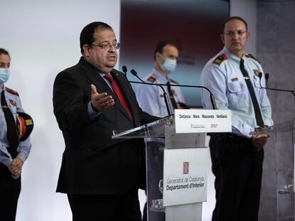 El consejero de Interior, Joan Ignasi Elena, la intendenta Rosa Bosch, el comisario jefe, Josep Maria Estela, y el comisario Eduard Sallent.