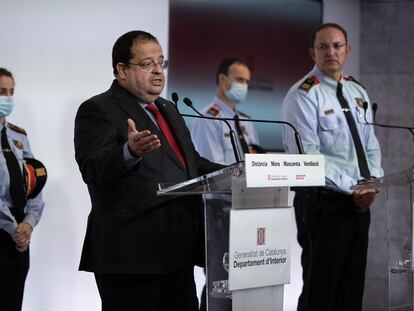 El consejero del Interior, Joan Ignasi Elena (ERC), junto al comisario jefe, Josep Maria Estela, su 'número dos', el comisario Sallent y la intendenta Rosa Bosch.