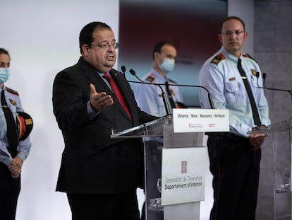 El consejero del Interior, Joan Ignasi Elena (ERC), junto al comisario jefe, Josep Maria Estela, su 'número dos', el comisario Sallent y la intendenta Rosa Bosch.