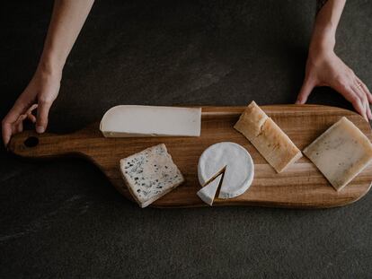 De izquierda a derecha, queso Belegen, Gorgonzola, Camembert, Comté y Valleoscuro. Imagen proporcionada por La Manducateca.