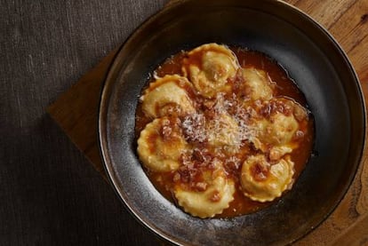 Pasta de allí con algunos ingredientes de aquí