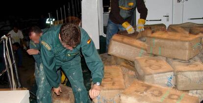Agentes en una operación antidroga en el Guadalquivir, en una imagen de archivo.